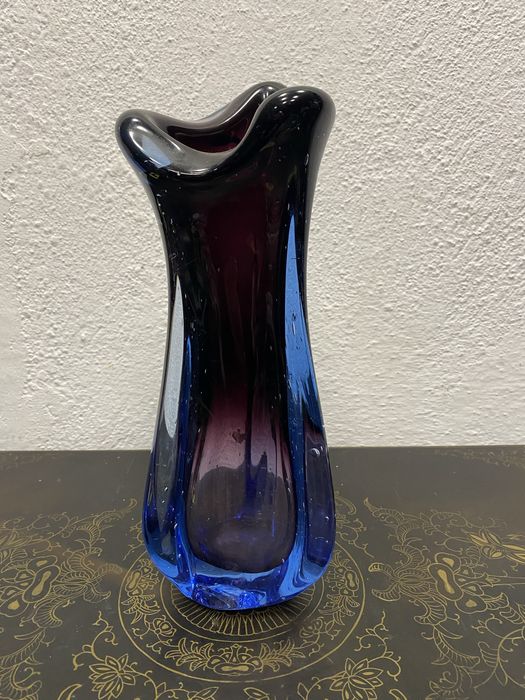 Италианска ваза от цветно стъкло с преливащи цветове