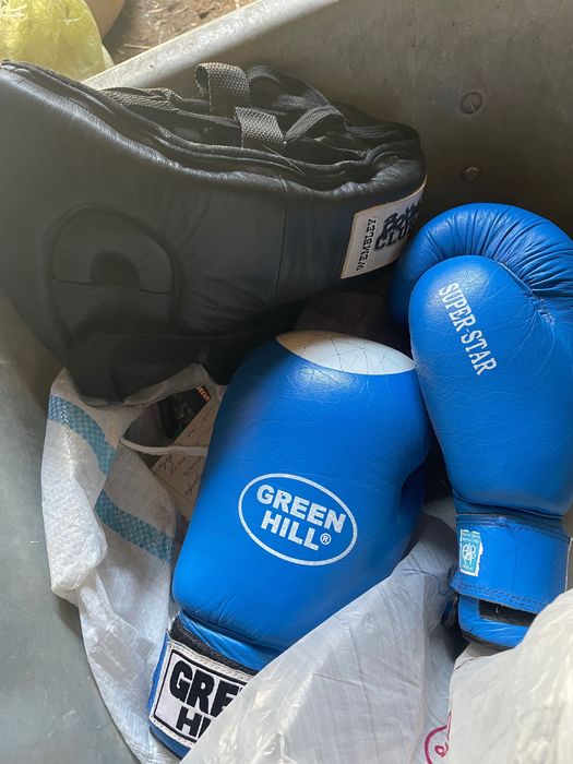 Боксерские перчатки и шлем