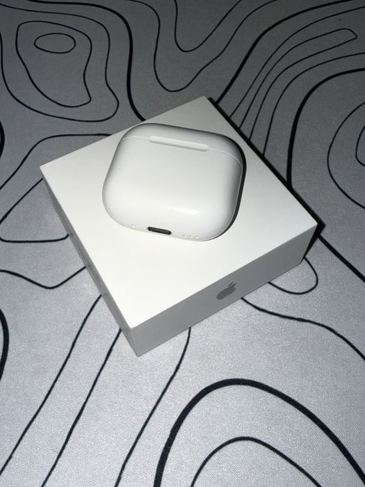 AirPods 4 cu ANC (Active Noise Cancellation)