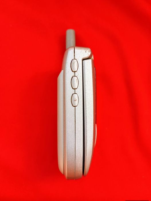 Motorola v66i + charger auto ( unlocked, baterie Nou nouță)