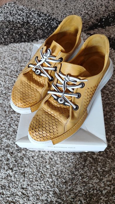 Продам кожаные кроссовки