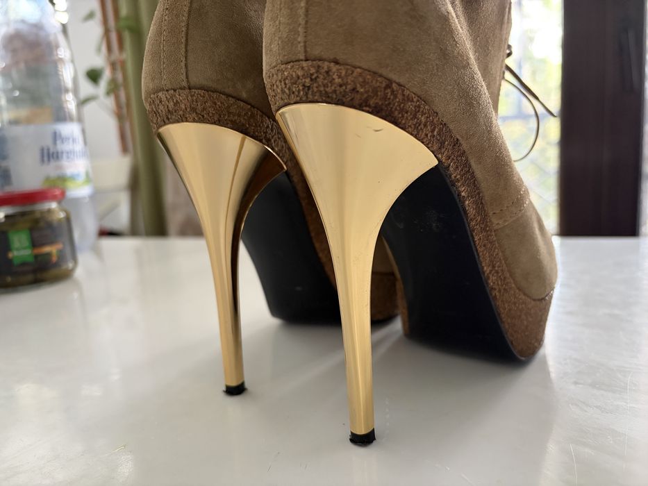 Platforme din piele intoarsa si toc inalt Burberry- 39, original.