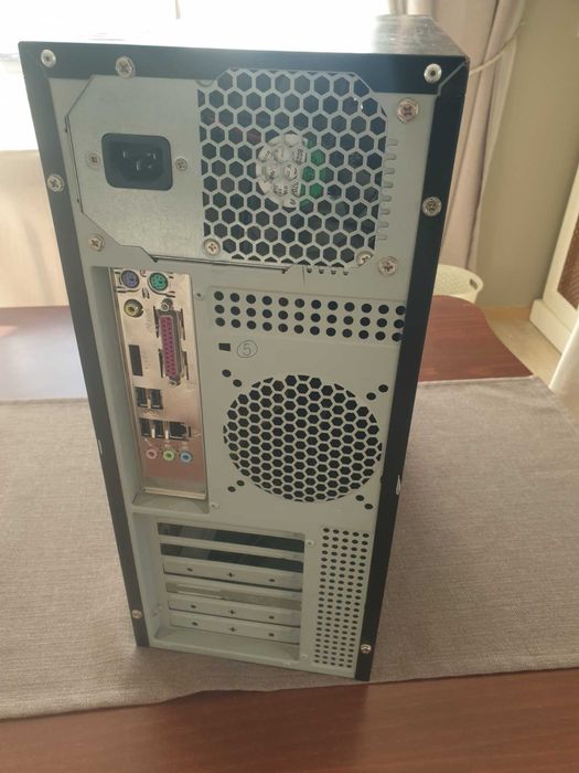 Лот от две компютърни кутии със захранвания и дънни платки