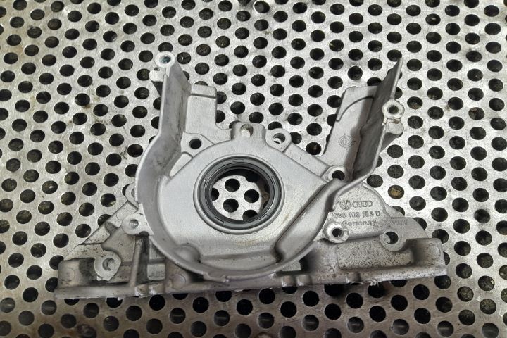 Capac distributie inferior 038103153D 038103153D Volkswagen VW Golf 5