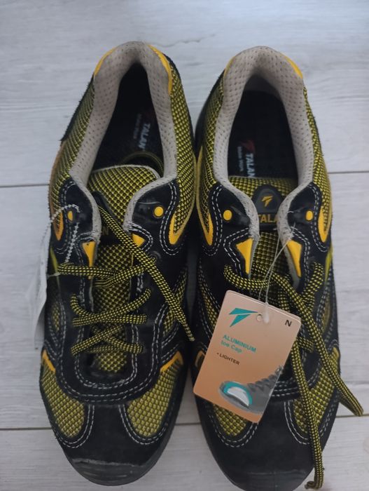 Отличные новые кроссовки 40 размер