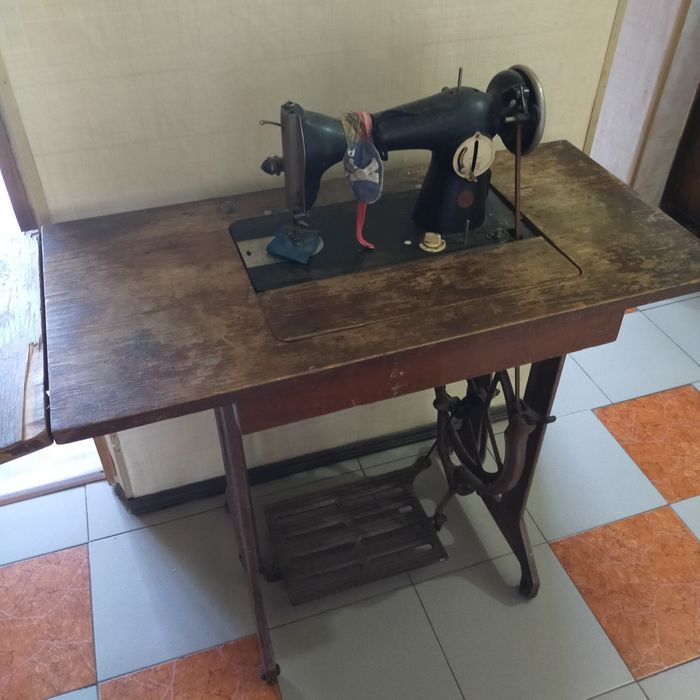 Продам швейную машинку