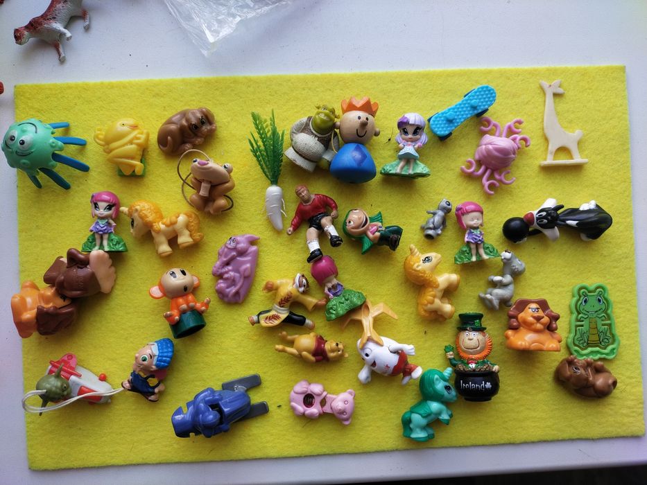 Продам значки ,Киндеры и тд