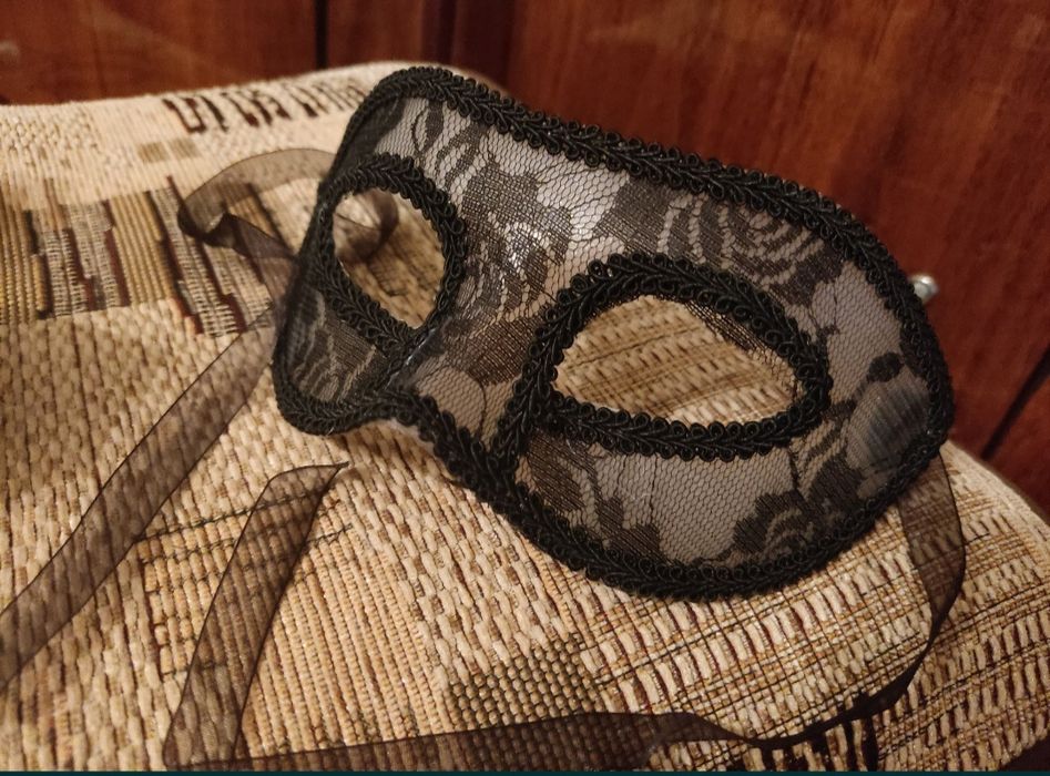 Элегантная карнавальная маска для женщин