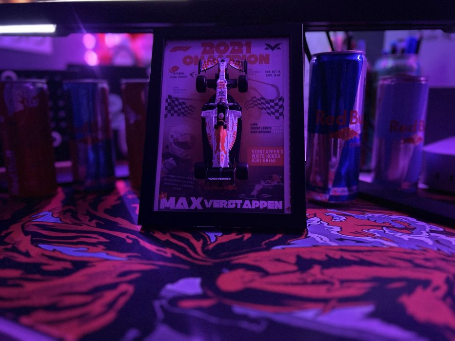 F1 Red Bull Max Verstappen RB16B болид формула 1 постер с количка 43:1