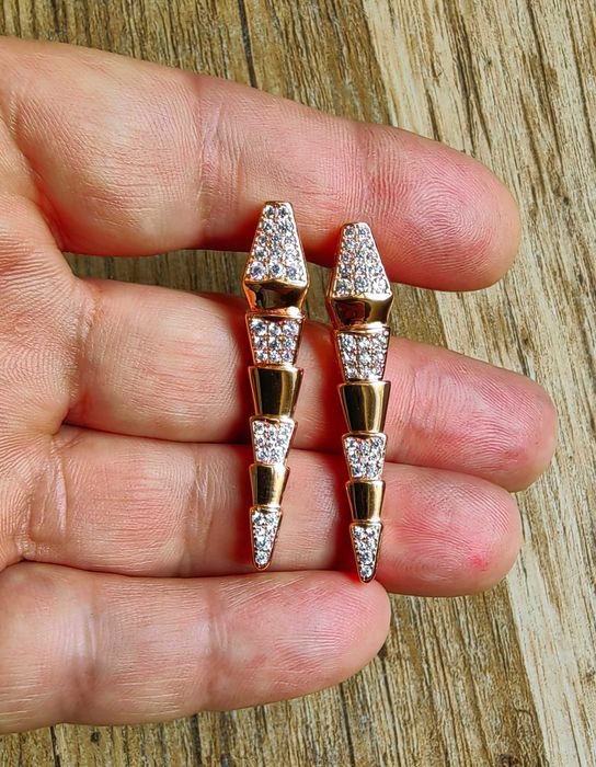 Обеци в розово цвят и циркониеви камъни на Bvlgari Serpenti с панти