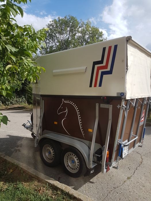 Ремарке тип каравана за транспорт на коне