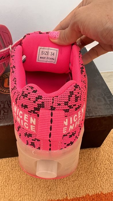 Продам кроссовки на колёсах для девочки