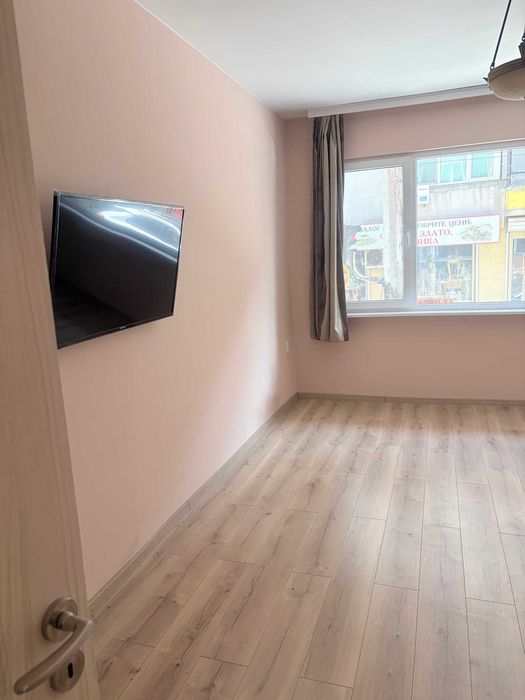 Тристаен апартамент с отлична локация.