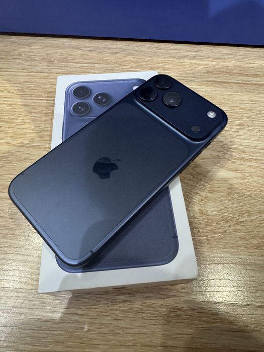 iPhone 17 Pro Max 512GB Deep Blue | Гаранция А1 | 96% Батерия (292 цикъла) | Пълен комплект + 2 кейса AmazingThing