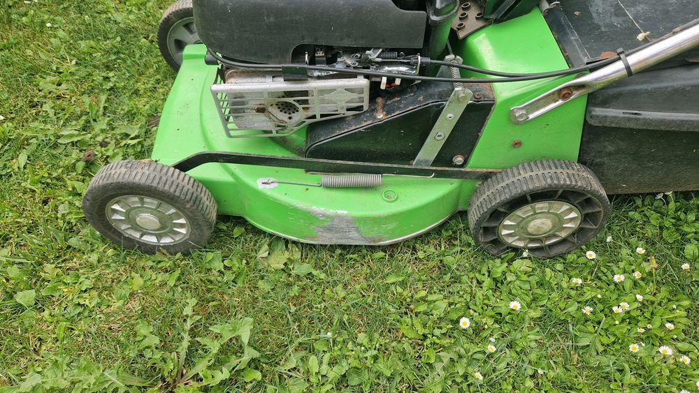 Masina de tuns gazonu cu autopropulsie si pornire la cheie