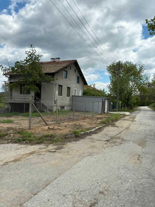 продавам къща в с. Лесичово