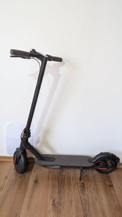 Vând trotinetă electrică Xiaomi M365 – stare bună – perfect funcțională