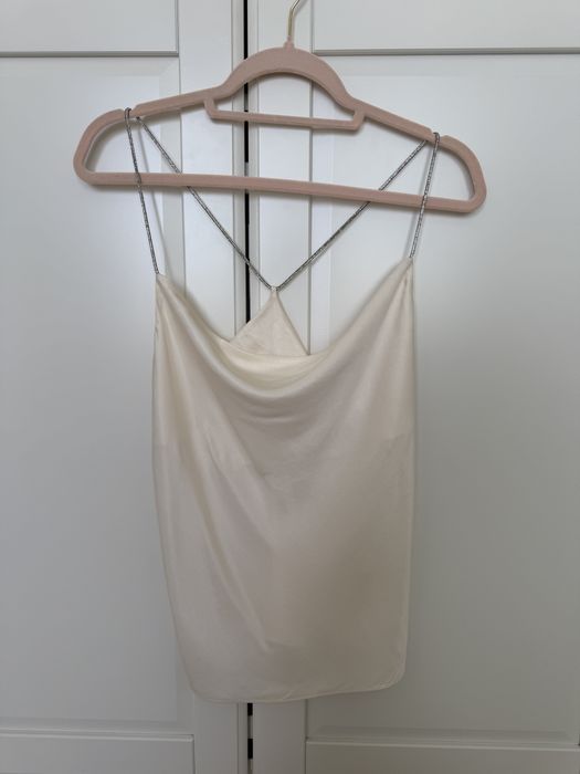 Бял и черен сатенен потник с блестящи презрамки HM