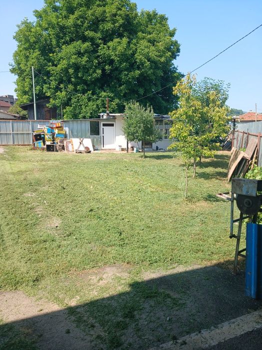 Имот в град Батановци,ток ,вода ,голям гараж 120кв и малка сграда!