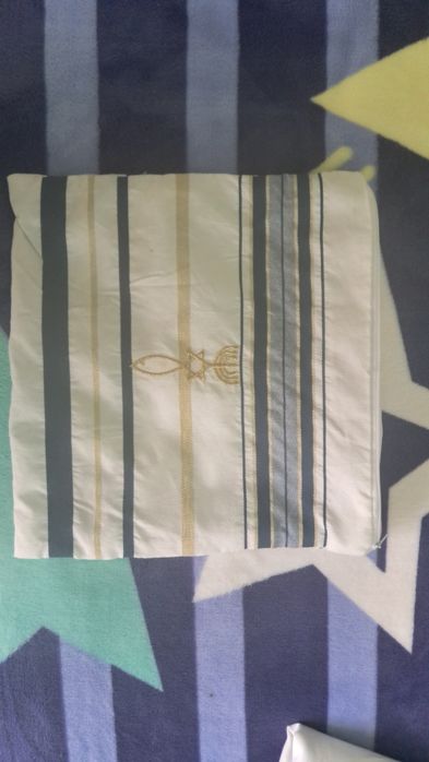 Vând tallit(șal de rugăciune evreiesc), original, purtat foarte puțin.