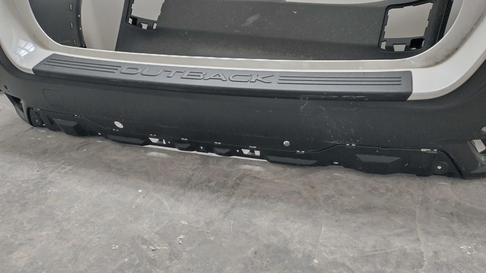 Продавам задна броня за Субару Аутбек 2022 - 2025