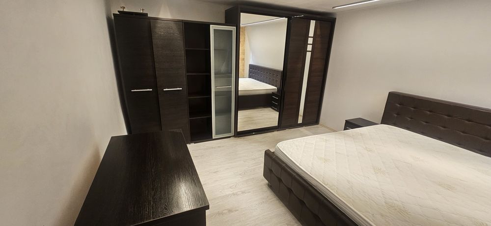 Ofer apartament la casa cu curte proprie zona sp.jud..70mp