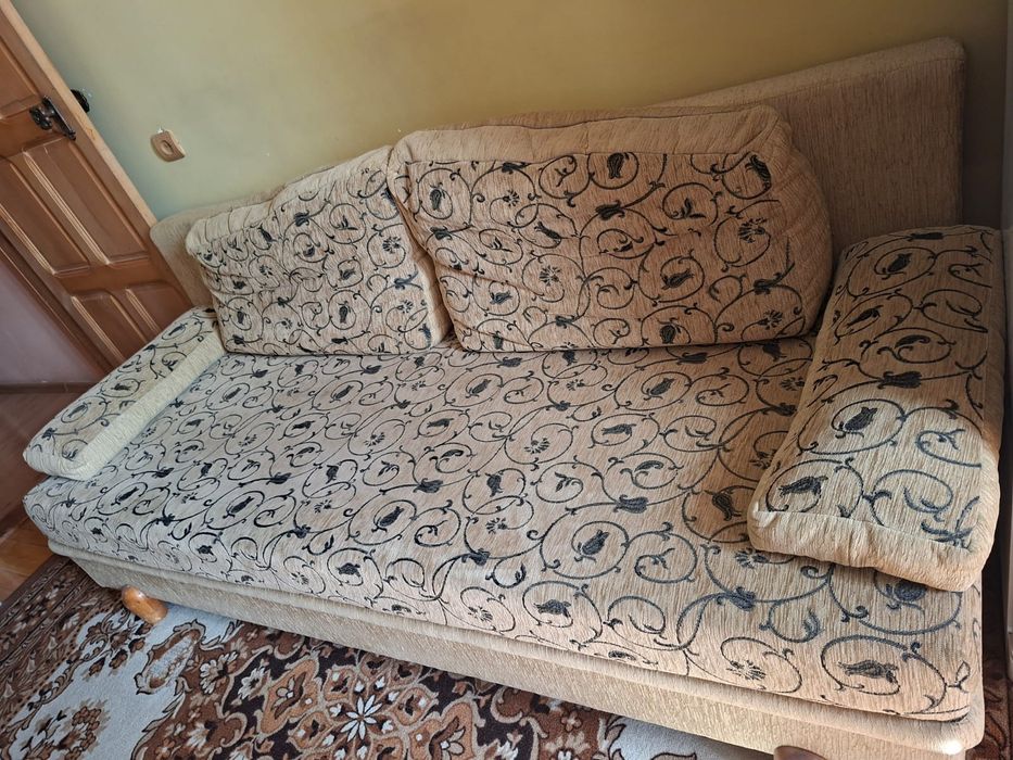 Продам  диван-тахту в хорошем состоянии.