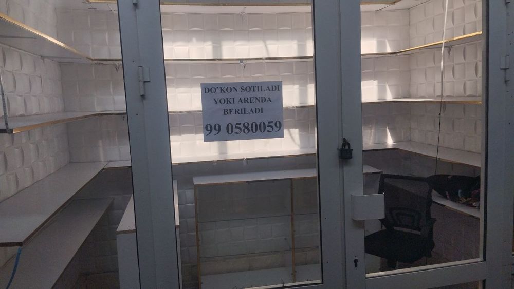 Дукон сотилади Навои шахрида буюм бозорда 6 кв.2 га 3