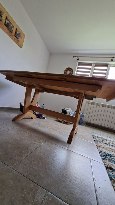 Masă  extensibilă de 4 la 6 persoane din lemn masiv.