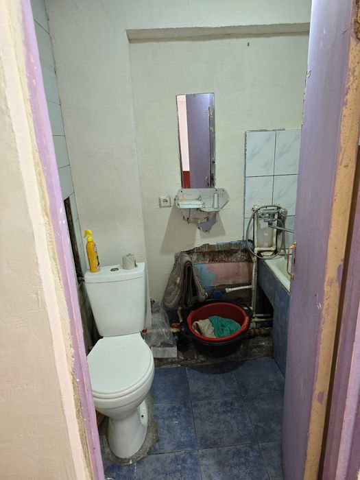 Qorasuv 6 da 2 xona kvartiraga 2 ta o'gil bola kere srochna