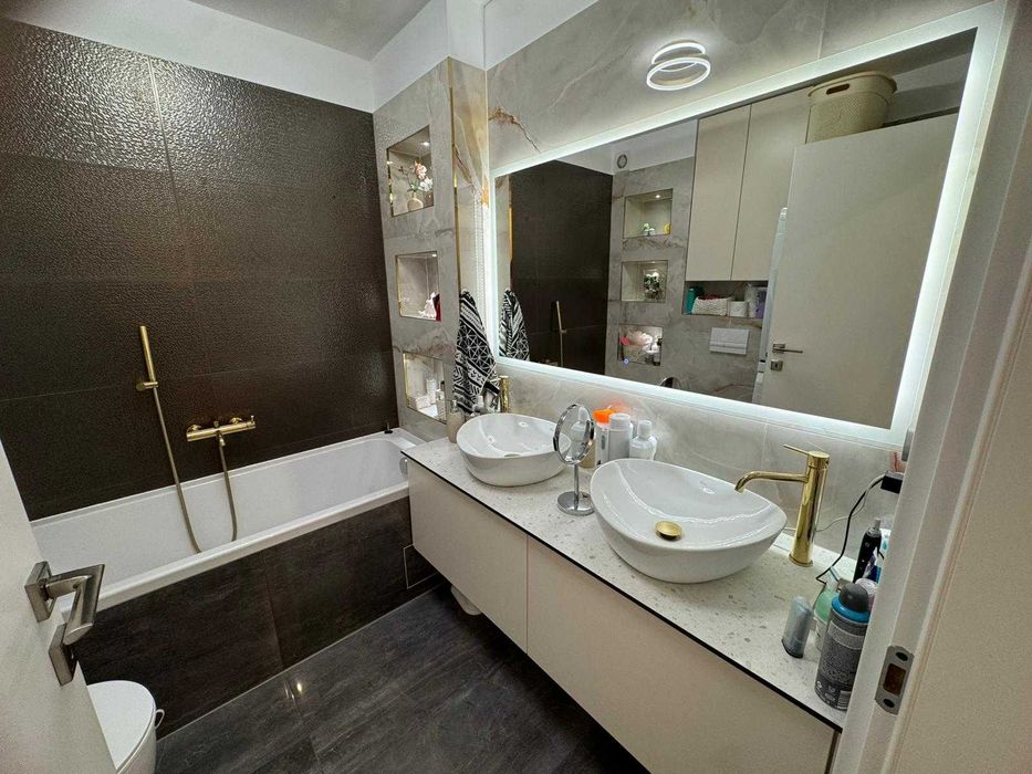 Apartament premium 3 camere, situat la doar 5 minute de mers pe jos de Coresi Shopping Resort.