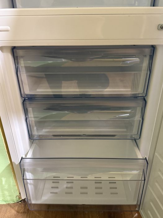 Хладилник с фризер CROWN GN 3130E