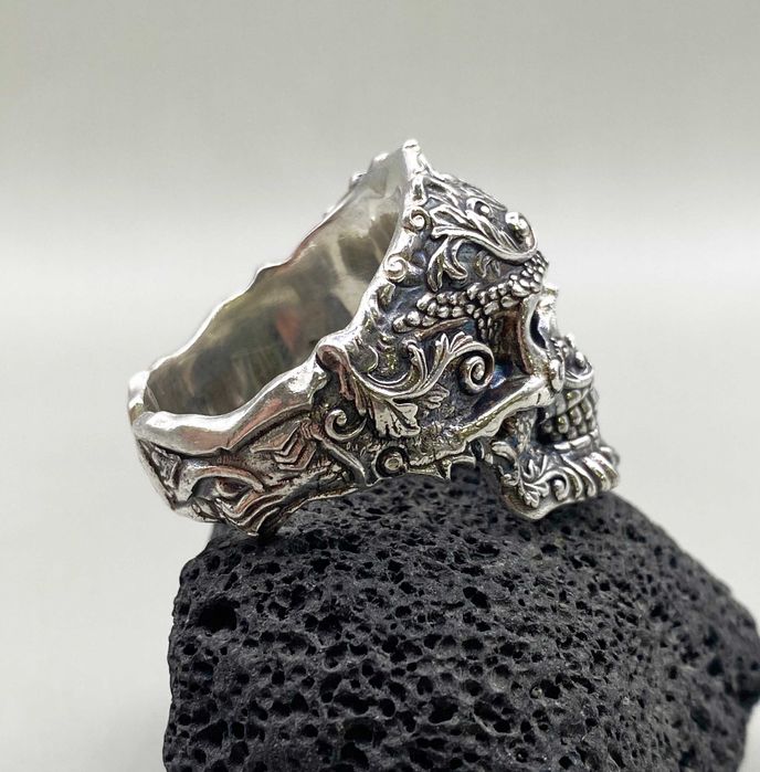 Сребърен пръстен с орнаменти