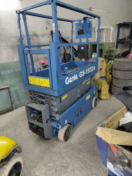 Închiriez .Vand nacele foarfeca 8 m  . Nacela 4x4 10 m .lift  genie.