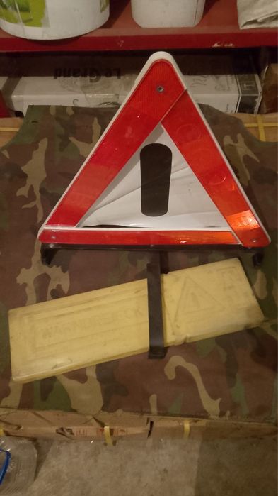 Аварийный знак на  фолксваген пассат б3