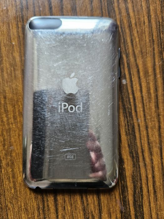 Продавам   ipod  8GB за части