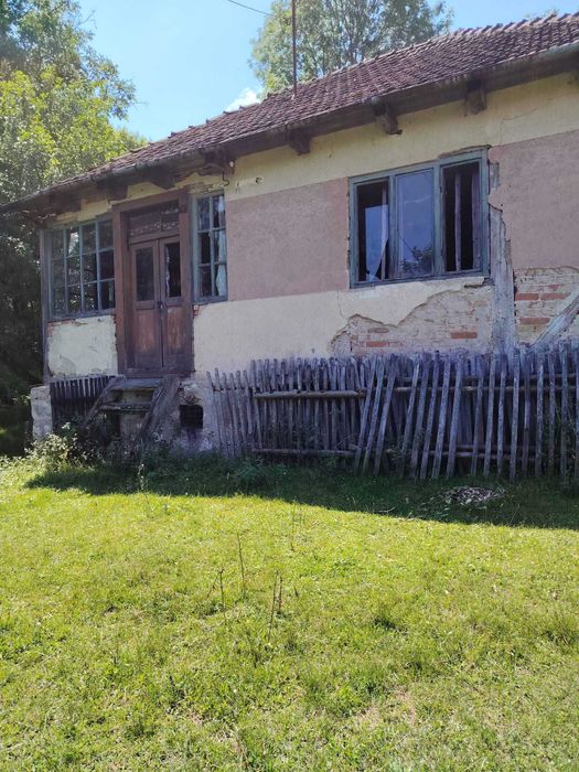 Casa batraneasca nelocuibila in brad