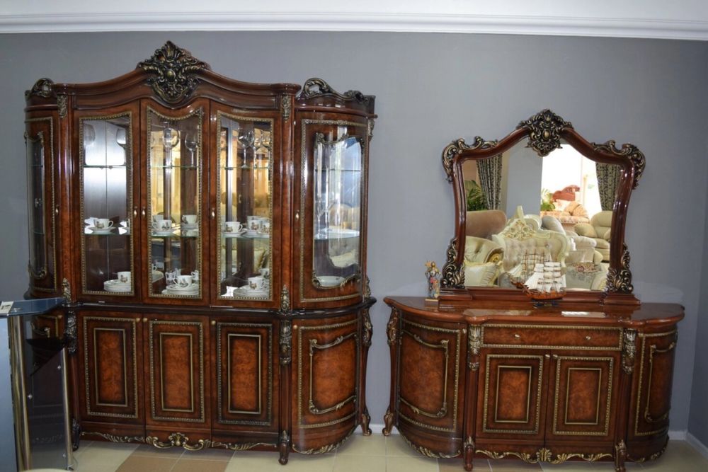 Комод с зеркалом  и шкаф витрина