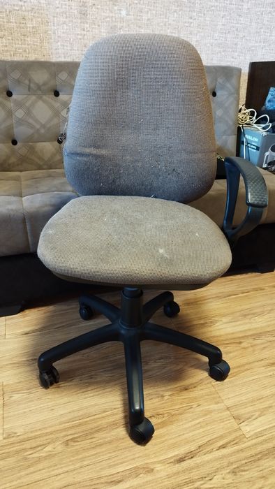 Кресло на колесиках.