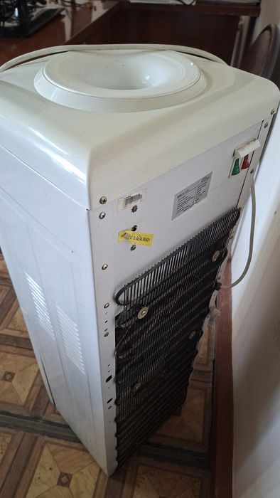 кулер воды. в рабочем состояние