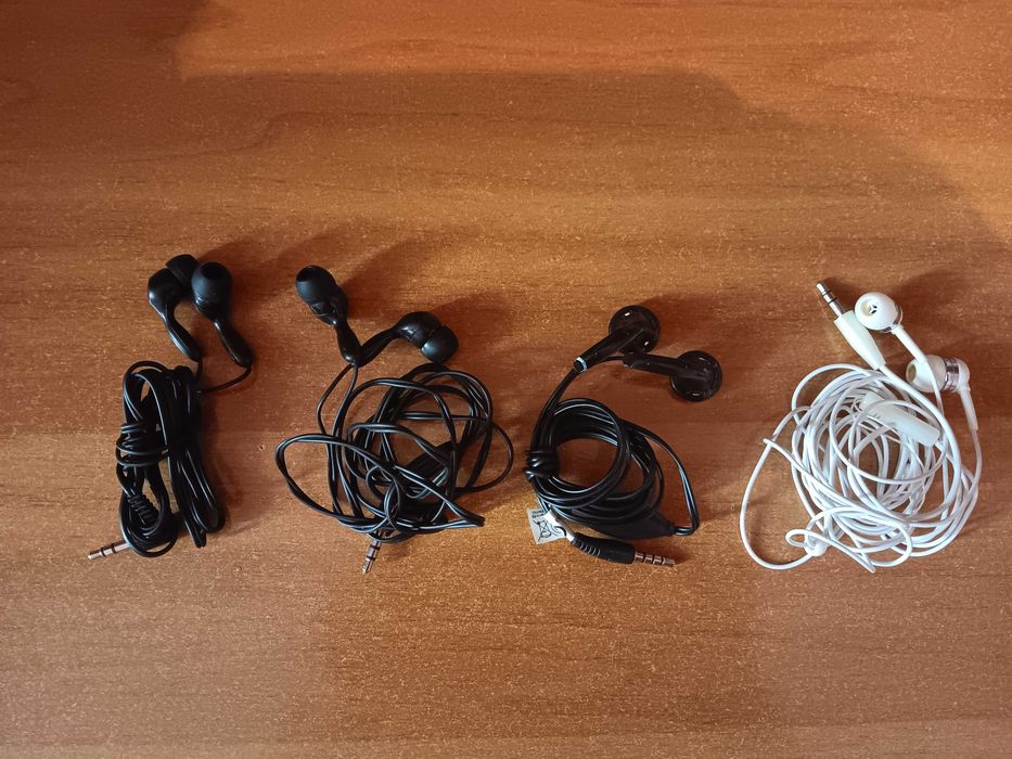 Vand 4 telefoane folosite personal cu vanzare finala si fara garantie ...
