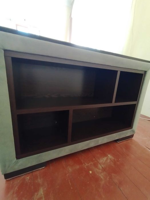 Разтегателен ъглов диван, с подлакътник етажерка