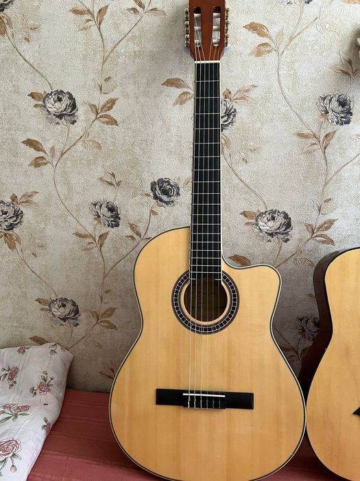 Gitara sotiladi sumkasi bor yonidagi ham sotiladi