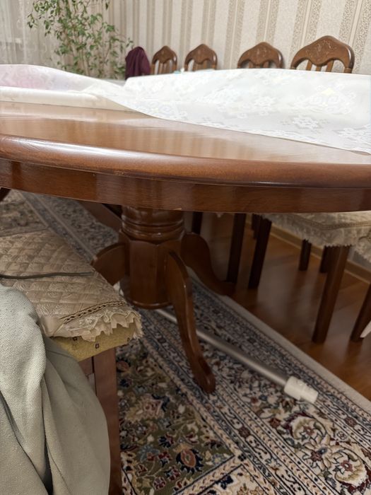 Стол для гостинной из дерева