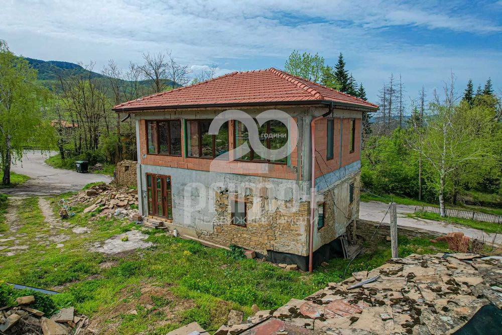 Двуетажна монолитна къща в с. Скалско