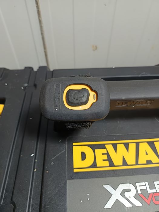 Aspirator Dewalt 54v și dispozitiv cu bluetooth