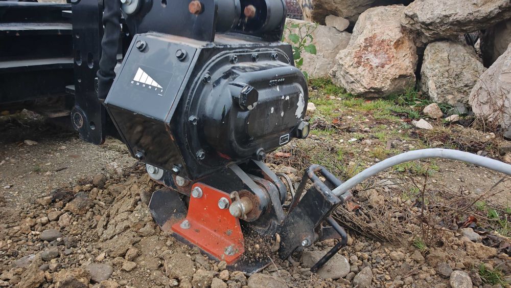 Utilaj multifunctional Ditch Witch Zahn R300 cu diverse atasamente
