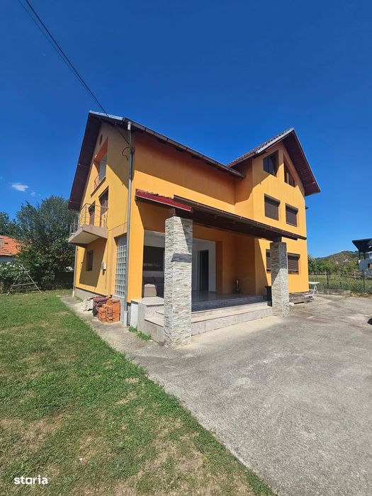 Casă de închiriat în apropiere de Curtea de Argeș.