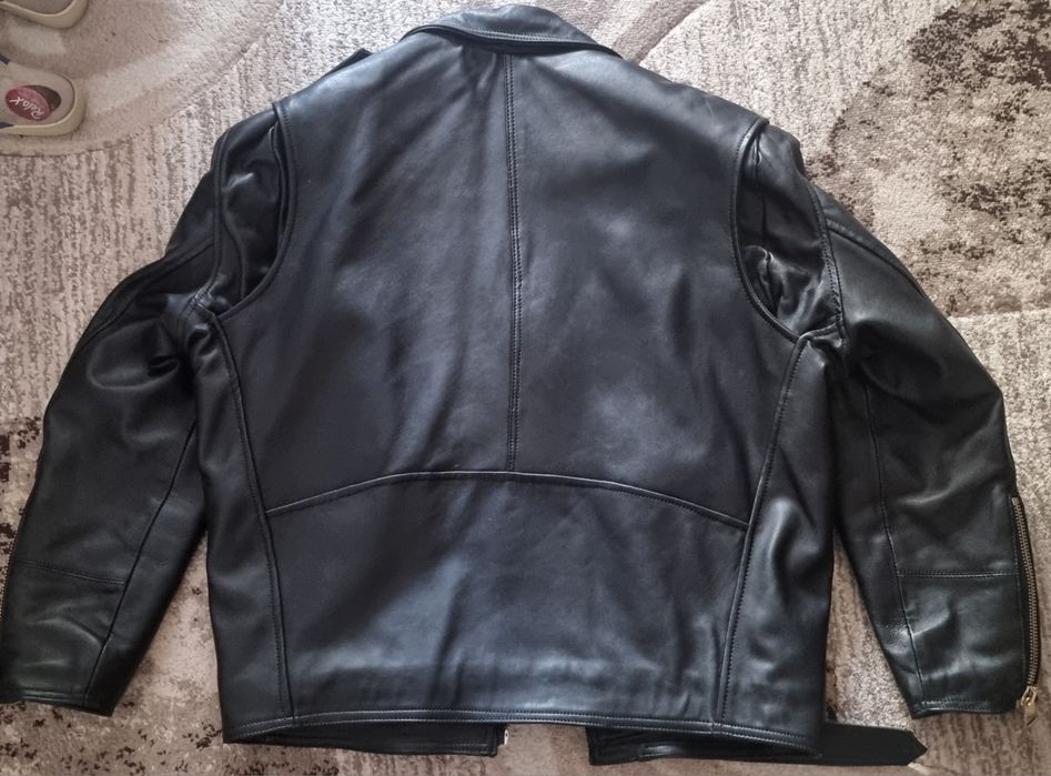 Vind  geaca piele naturală moto-rock bărbătească  impecabilă.