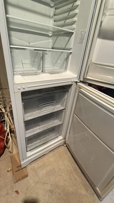 Продам холодильник Indesit
